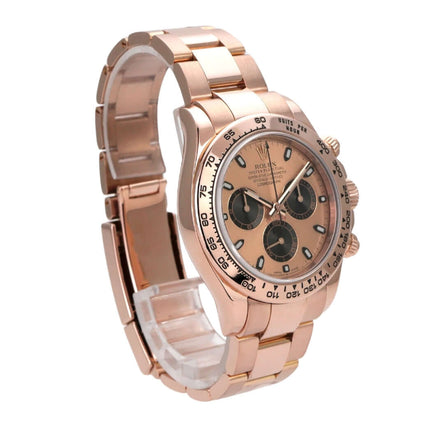 Rolex Cosmograph Daytona 116505 Everose-Gold Sundust Schwarz Armbanduhr mit poliertem Gehäuse und schwarzen Totalisatoren.