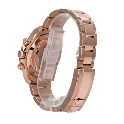 Rolex Cosmograph Daytona 116505 Everose-Gold Sundust Schwarz Ansicht von der Seite mit poliertem Armband.