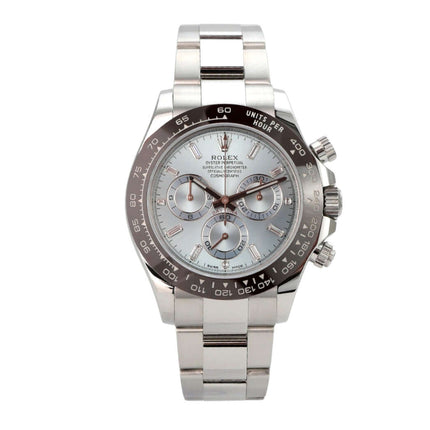 Rolex Daytona Platin 116506 Eisblau Diamant mit poliertem Gehäuse und leuchtenden Ziffern auf eisblauem Zifferblatt.