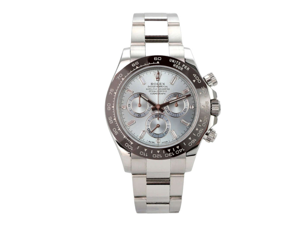 Rolex Daytona Platin 116506 Eisblau Diamant mit poliertem Gehäuse und leuchtenden Ziffern auf eisblauem Zifferblatt.