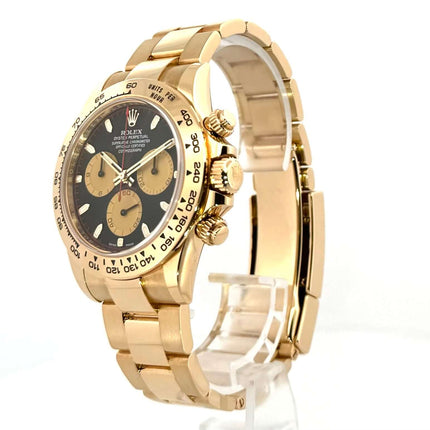 Rolex Cosmograph Daytona Gelbgold Ref. 116508 mit schwarzem Zifferblatt, champagnerfarbenen Totalisatoren, 18 kt Gelbgold Gehäuse und Armband.