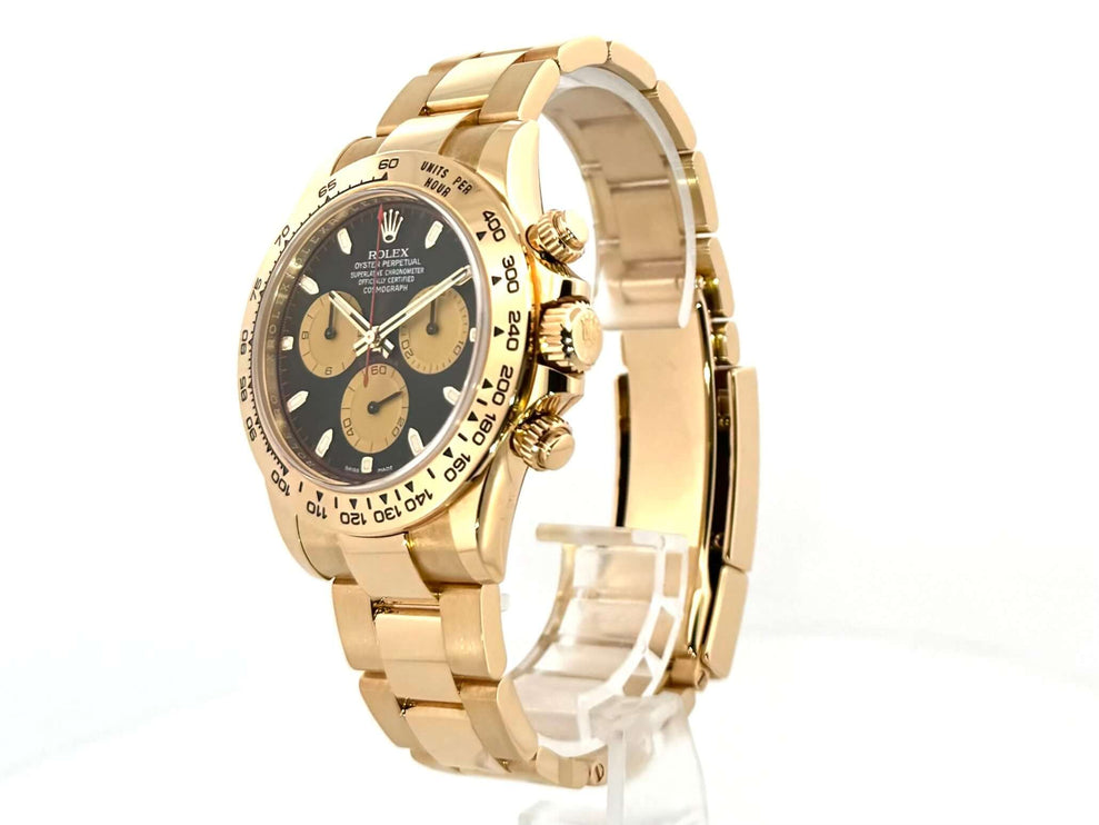 Rolex Cosmograph Daytona Gelbgold Ref. 116508 mit schwarzem Zifferblatt, champagnerfarbenen Totalisatoren, 18 kt Gelbgold Gehäuse und Armband.