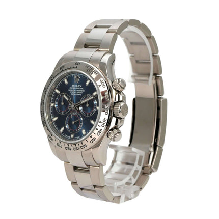 Rolex Cosmograph Daytona 116509 Weißgold Blau Seitenansicht der Uhr mit blauem Zifferblatt und 18 kt Weißgold Armband.
