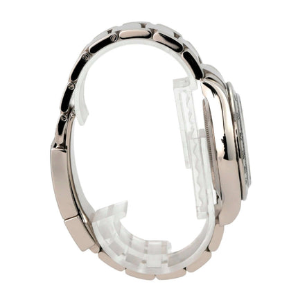 Seitenansicht des Rolex Cosmograph Daytona 116509 Weißgold Blau mit polierter und satiniertem Gehäuse.