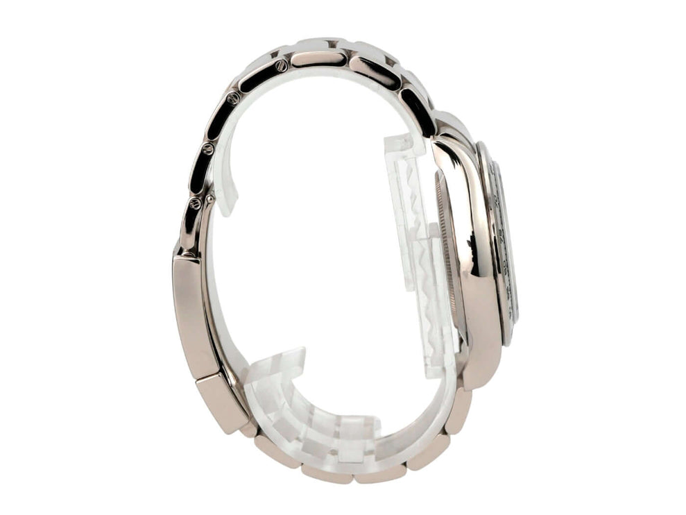 Seitenansicht des Rolex Cosmograph Daytona 116509 Weißgold Blau mit polierter und satiniertem Gehäuse.