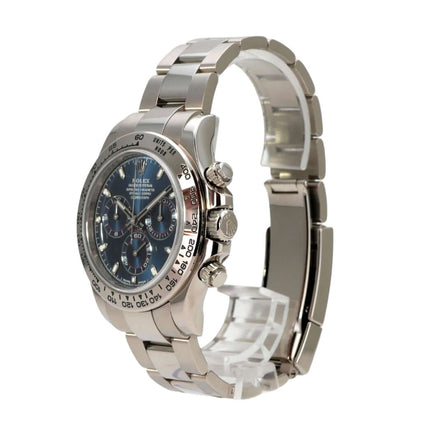 Rolex Cosmograph Daytona 116509 Weißgold Blau seitliche Ansicht mit blauem Zifferblatt und 18 kt Weißgold Gehäuse.