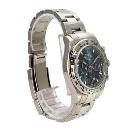 Rolex Cosmograph Daytona 116509 Weißgold Blau seitlich mit blauem Zifferblatt und Edelstahlarmband.