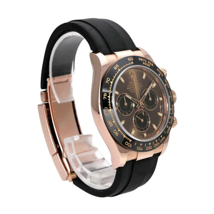 Rolex Daytona 116515LN Everose-Gold Oysterflex Choco in schwarz mit braunem Zifferblatt und Keramik-Lünette.
