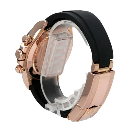 Rolex Daytona Everose-Gold 116515LN Pink Oysterflex mit schwarzem Oysterflex-Armband und polierter Gehäuseansicht.