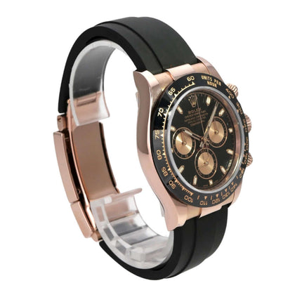 Rolex Daytona 116515LN Everose-Gold Oysterflex Schwarz, elegante Armbanduhr mit schwarzem Zifferblatt und goldenen Totalisatoren.