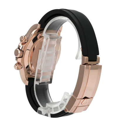 Rolex Daytona 116515LN Everose-Gold Oysterflex Schwarz seitliche Ansicht mit schwarzem Armband und Gehäuse aus Everose-Gold.