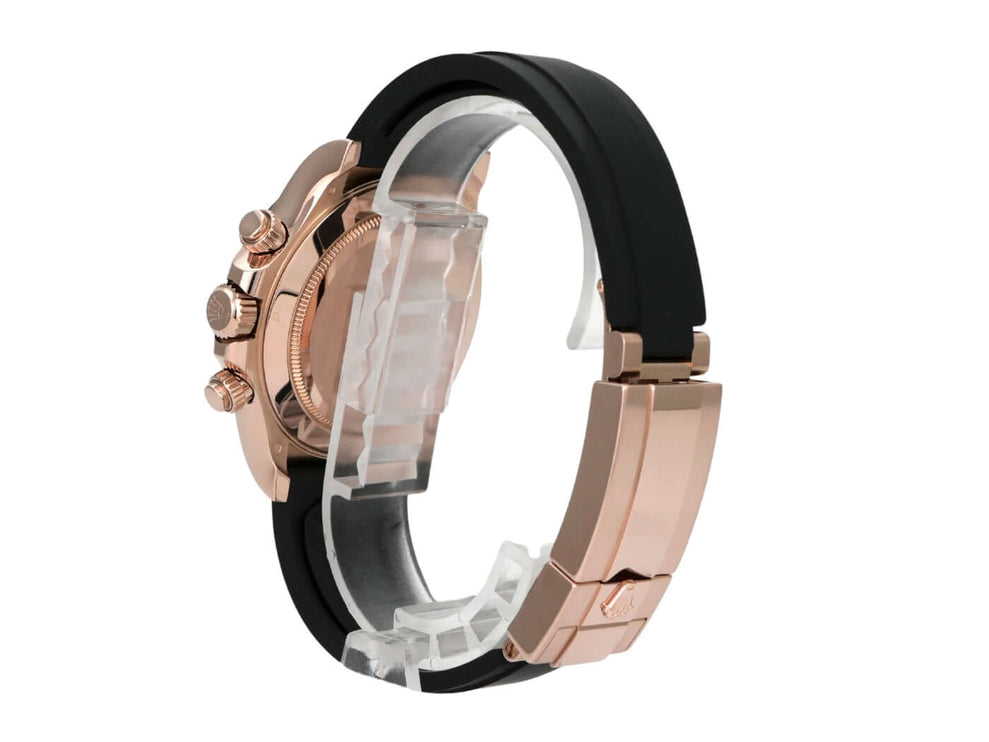 Rolex Daytona 116515LN Everose-Gold Oysterflex Schwarz seitliche Ansicht mit schwarzem Armband und Gehäuse aus Everose-Gold.