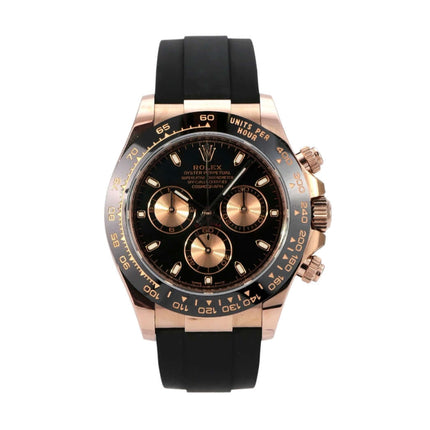 Rolex Daytona 116515LN Everose-Gold Oysterflex Schwarz mit schwarzem Zifferblatt und goldenen Totalisatoren.