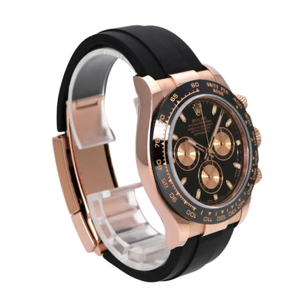 Rolex Daytona 116515LN Everose-Gold Oysterflex Schwarz auf schwarzem Oysterflex-Armband mit schwarzem Zifferblatt und pinkfarbenen Totalisatoren.
