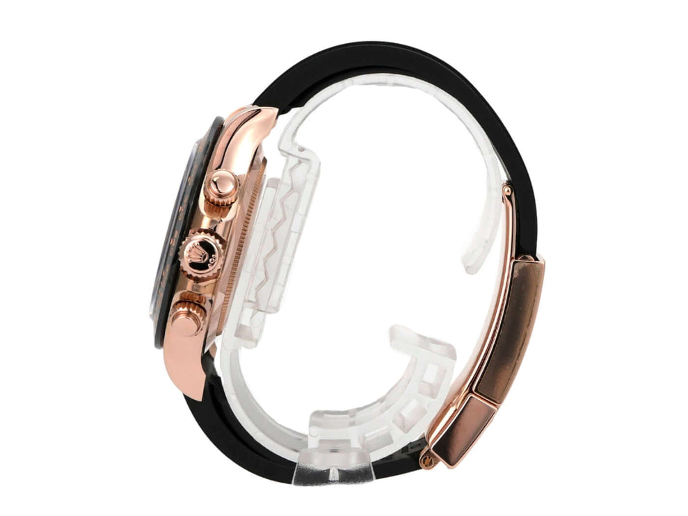 Rolex Daytona 116515LN Everose-Gold Oysterflex Schwarz seitliche Ansicht der Armbanduhr mit schwarzem Oysterflex-Armband.