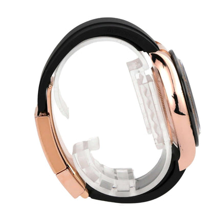 Rolex Daytona 116515LN Everose-Gold Oysterflex Schwarz seitlich mit schwarzem Armband und goldfarbenem Gehäuse.