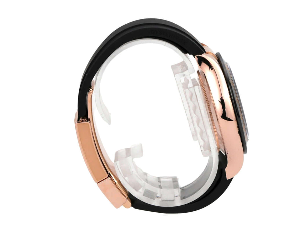 Rolex Daytona 116515LN Everose-Gold Oysterflex Schwarz seitlich mit schwarzem Armband und goldfarbenem Gehäuse.