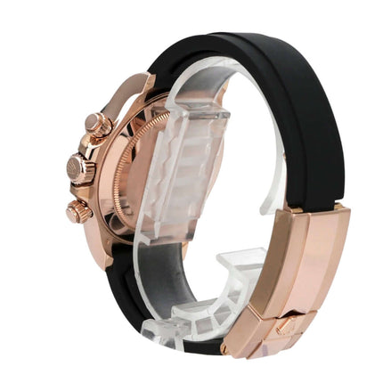 Rolex Daytona 116515LN Everose-Gold Oysterflex Schwarz Ansicht der Uhr von der Seite mit schwarzem Armband.