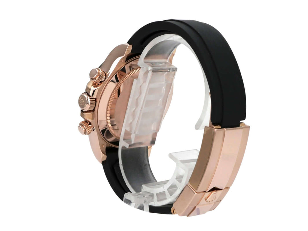 Rolex Daytona 116515LN Everose-Gold Oysterflex Schwarz Ansicht der Uhr von der Seite mit schwarzem Armband.