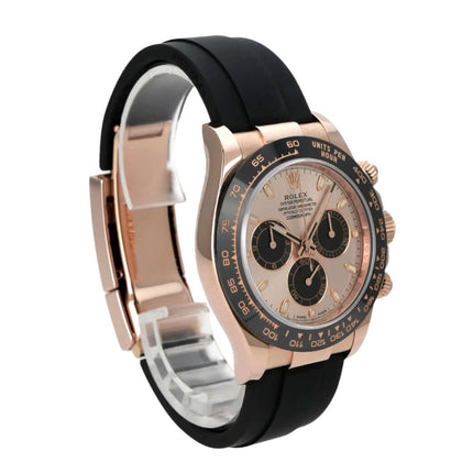 Rolex Daytona Everose-Gold 116515LN Sundust Oysterflex am Handgelenk, 40 mm Gehäuse, schwarzes Oysterflex-Armband.