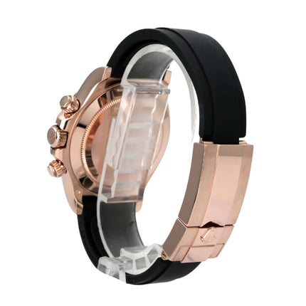 Rolex Daytona Everose-Gold 116515LN Sundust Oysterflex seitliche Ansicht mit schwarzem Oysterflex-Armband.