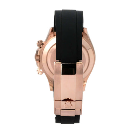 Rolex Daytona Everose-Gold 116515LN Sundust Oysterflex Uhrenansicht von hinten mit schwarzem Oysterflex-Armband.