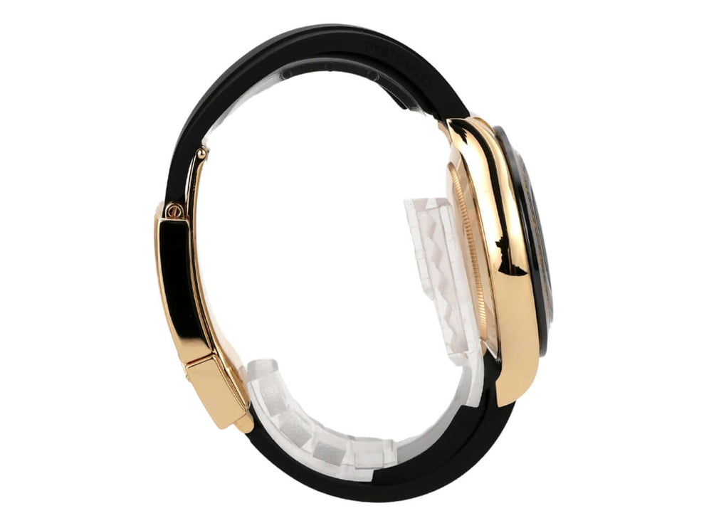 Seitenansicht der Rolex Daytona 116518LN Gelbgold Oysterflex Champagnerfarben mit 18 kt Gelbgold Gehäuse.