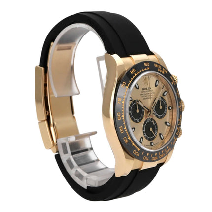 Rolex Daytona 116518LN Gelbgold Oysterflex in Champagnerfarben mit schwarzem Band und Tachymeterskala.
