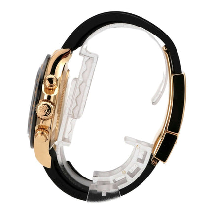 Seitenansicht der Rolex Daytona 116518LN Gelbgold mit schwarzem Oysterflex-Armband und Keramiklünette.