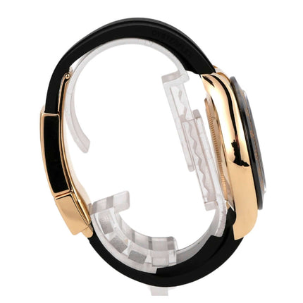 Seitenansicht der Rolex Daytona 116518LN aus Gelbgold mit schwarzem Oysterflex-Band und Keramiklünette.