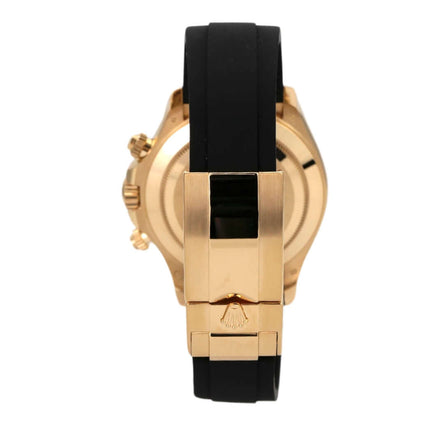 Rückansicht der Rolex Daytona 116518LN mit schwarzem Oysterflex-Band und 18 kt Gelbgold Faltschließe.