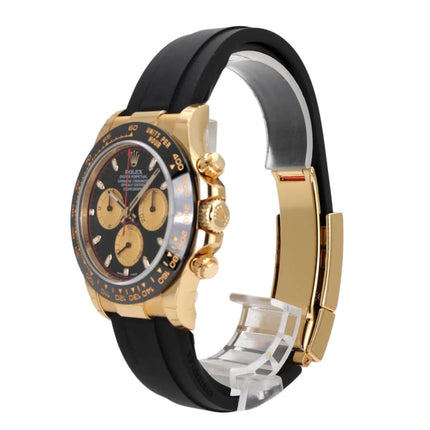 Rolex Daytona 116518LN in Gelbgold mit schwarzem Oysterflex-Band und schwarzen Zifferblatt, seitliche Ansicht.