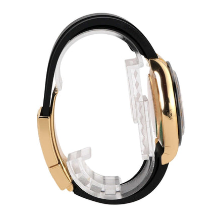 Seitenansicht der Rolex Daytona 116518LN in Gelbgold mit schwarzem Oysterflex-Band und Keramiklünette.