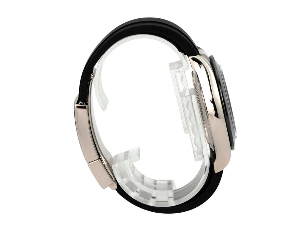 Rolex Daytona 116519LN Weißgold Oysterflex Grau seitliche Ansicht mit schwarzem Band und poliertem Gehäuse.