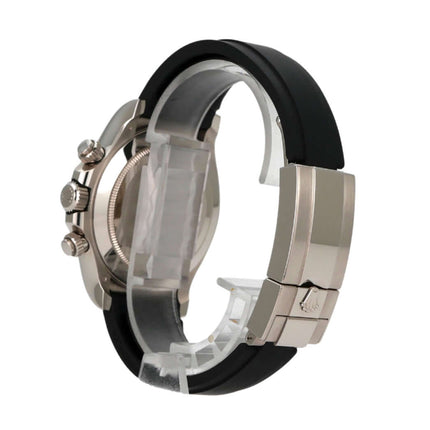 Seitenansicht der Rolex Daytona 116519LN mit schwarzem Oysterflex-Band und 18 kt Weißgold Faltschließe.