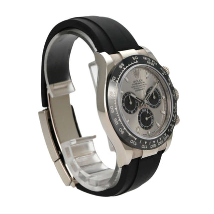 Rolex Daytona 116519LN in Weißgold mit schwarzem Oysterflex-Armband und grauem Zifferblatt seitlich aufgenommen.