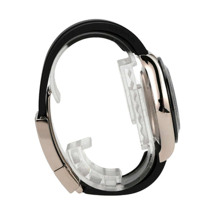 Seitenansicht der Rolex Daytona 116519LN aus Weißgold mit Oysterflex-Band und Keramik-Lünette.