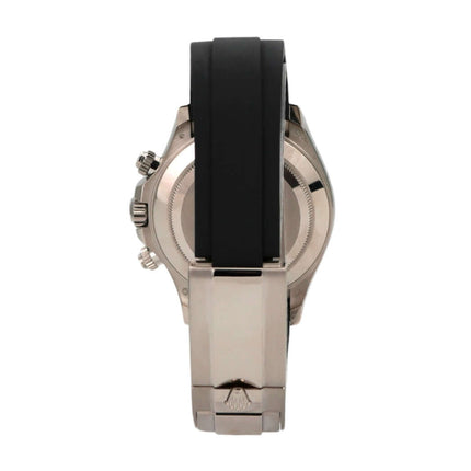 Ansicht der Rolex Daytona 116519LN mit schwarzem Oysterflex-Band und poliertem Gehäuse aus Weißgold.