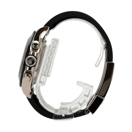 Seitenansicht der Rolex Daytona 116519LN mit schwarzem Oysterflex-Band und 18 kt Weißgold-Gehäuse.