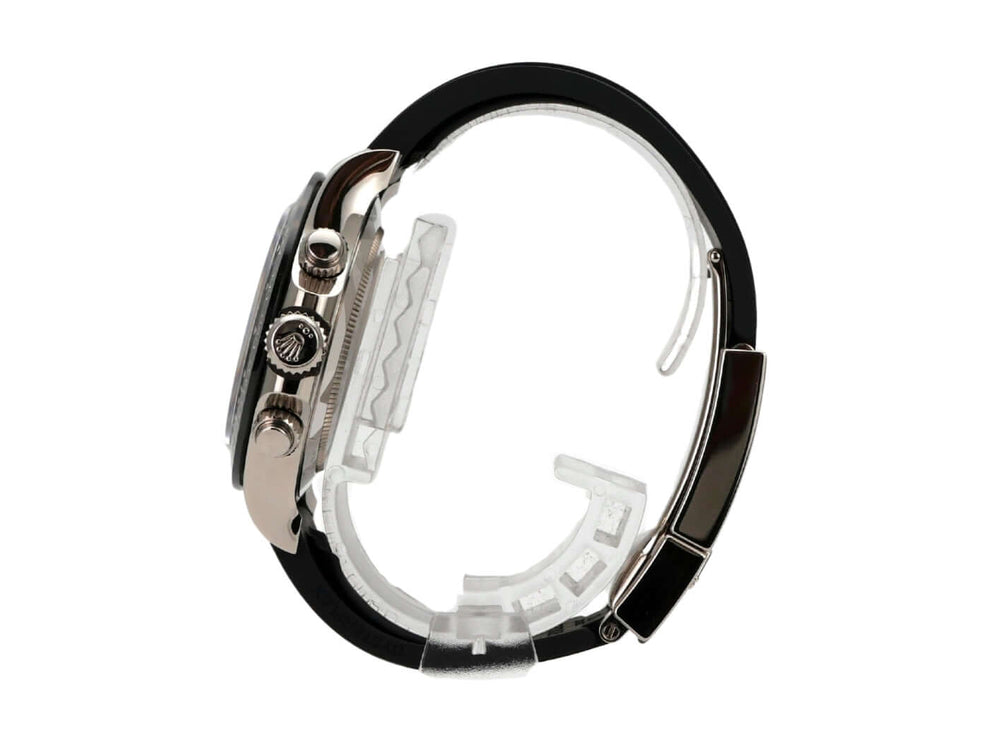 Seitenansicht der Rolex Daytona 116519LN mit schwarzem Oysterflex-Band und 18 kt Weißgold-Gehäuse.