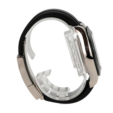 Seitenansicht der Rolex Daytona 116519LN aus Weißgold mit Oysterflex-Armband und Keramik-Lünette.