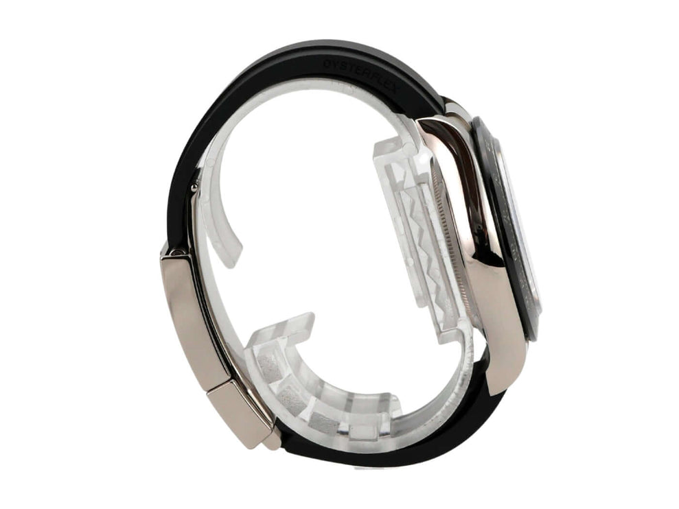 Seitenansicht der Rolex Daytona 116519LN aus Weißgold mit Oysterflex-Armband und Keramik-Lünette.