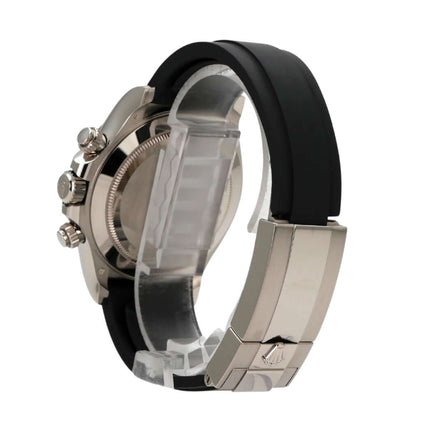 Rolex Daytona 116519LN aus Weißgold mit schwarzem Oysterflex-Band im seitlichen Profil.