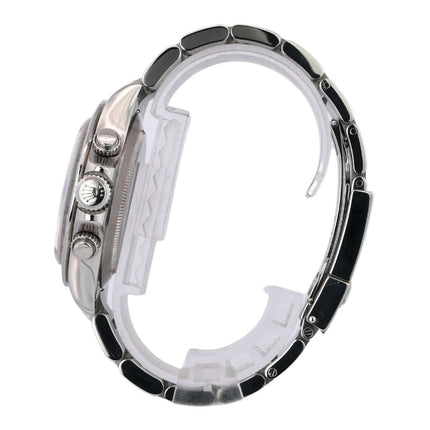 Seitenansicht der Rolex Daytona Edelstahl 116520 Weiß mit poliertem und satiniertem Edelstahl-Gehäuse, Tachymeter-Skala und Oyster-Armband.