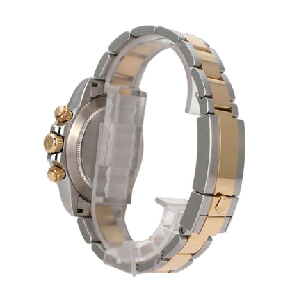 Seitenansicht der Rolex Daytona Cosmograph 116523 mit Edelstahl- und Gelbgold-Armband, polierte und satinierte Oberfläche.
