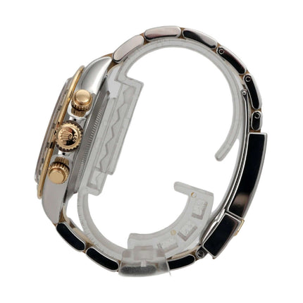 Seitenansicht der Rolex Daytona 116523 Edelstahl und Gelbgold Armbanduhr mit polierter Lünetten und Armband.