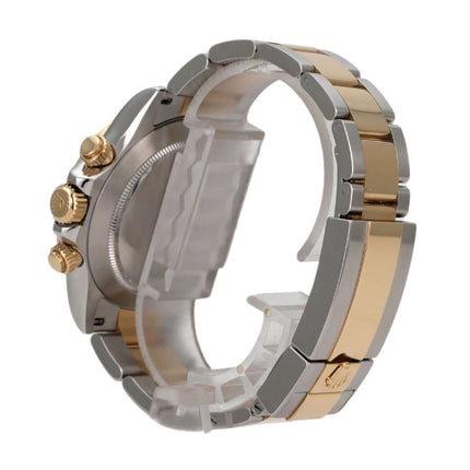 Seitenansicht der Rolex Daytona 116523 mit Edelstahl- und Gelbgold-Armband, Sicherheitsfaltschließe und Chronographen.