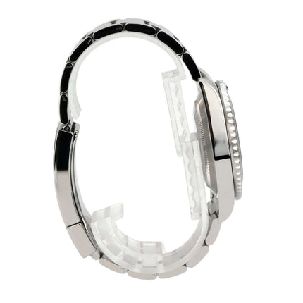 Seitenansicht der Rolex Submariner Date 116610LN mit poliertem und satiniertem Edelstahlband.