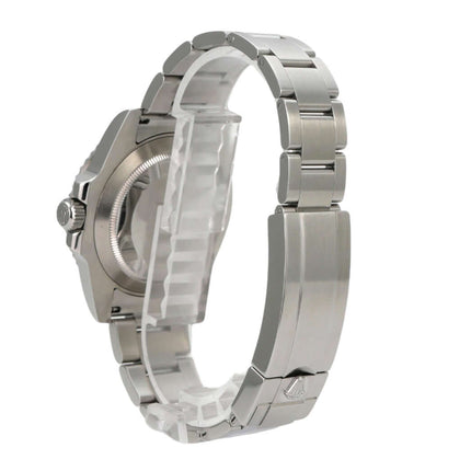 Seitenansicht der Rolex Submariner Date 116610LN mit Edelstahlband und poliertem Gehäuse.