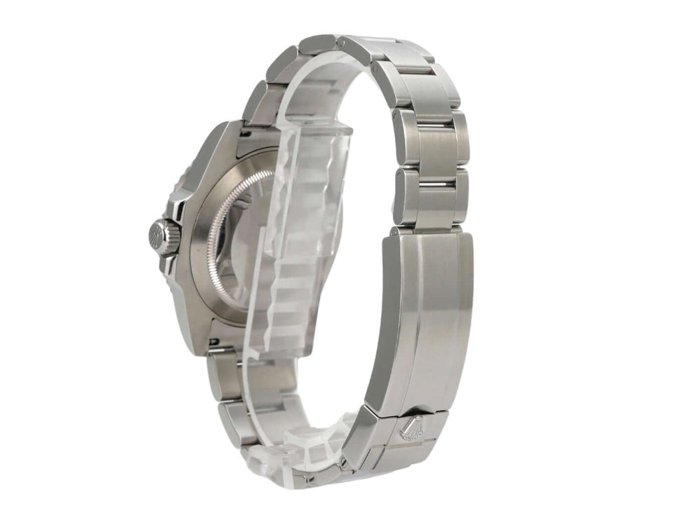 Seitenansicht der Rolex Submariner Date 116610LN mit Edelstahlband und poliertem Gehäuse.
